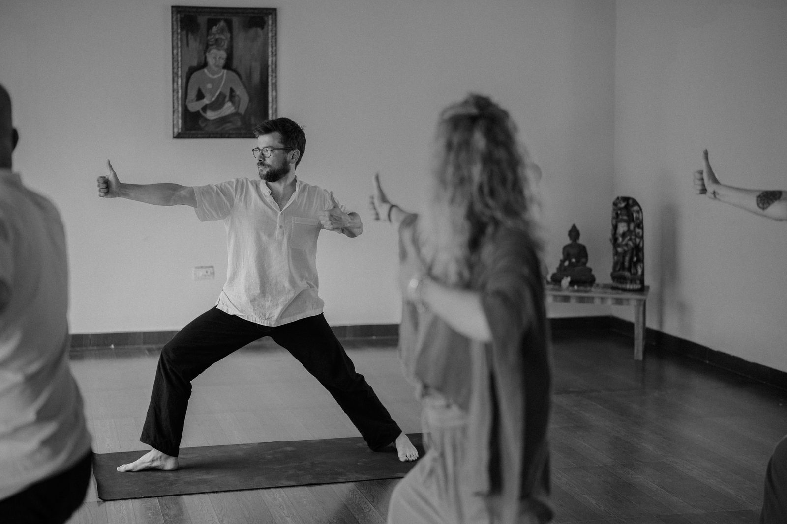 Kundalini Kriya Yoga Stunde in Winterthur, Gruppe im Stand mit ausgestreckten Armen
