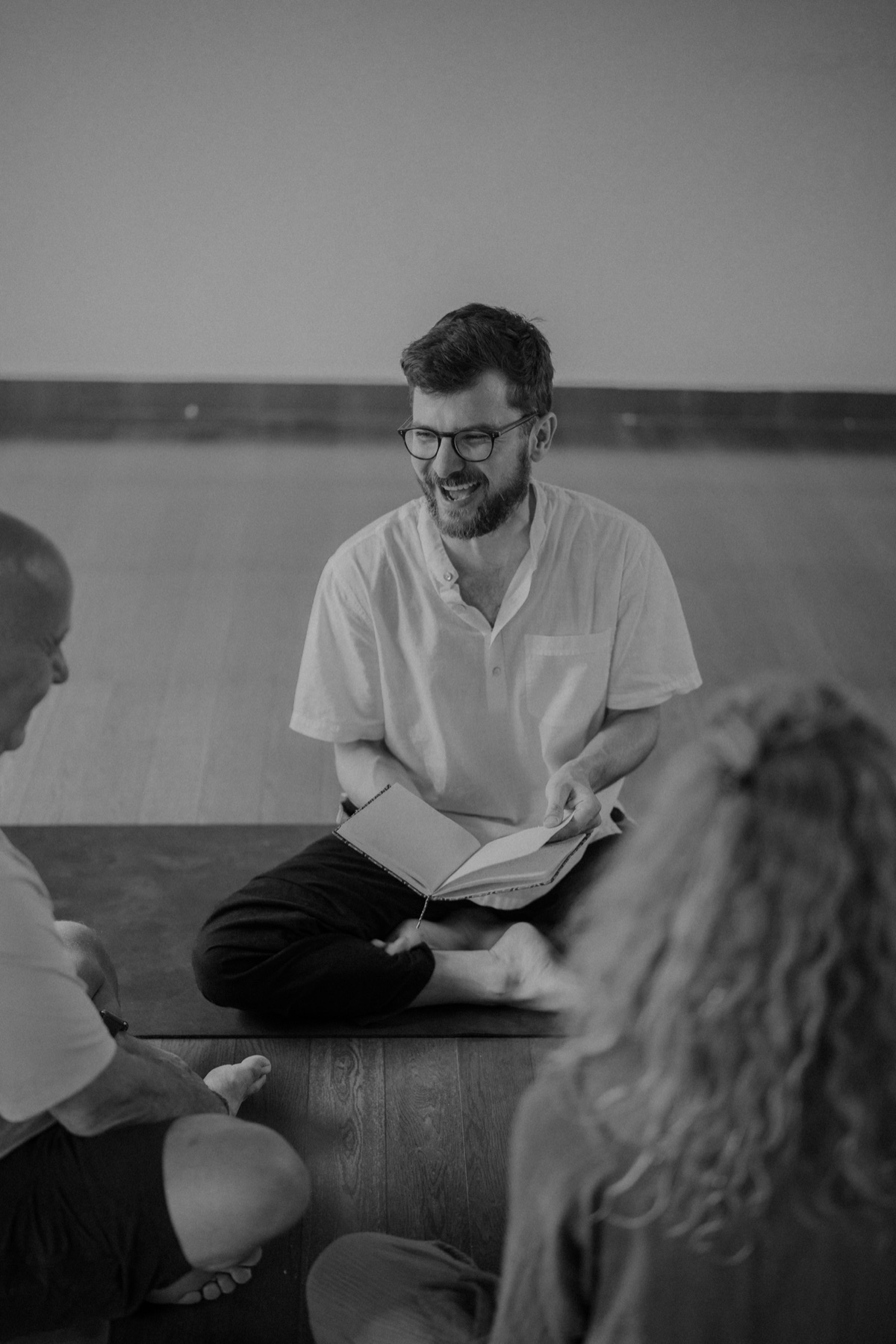 Hannes Wartmann unterrichtet Kriya Yoga in Winterthur, im Gespräch mit einer Gruppe